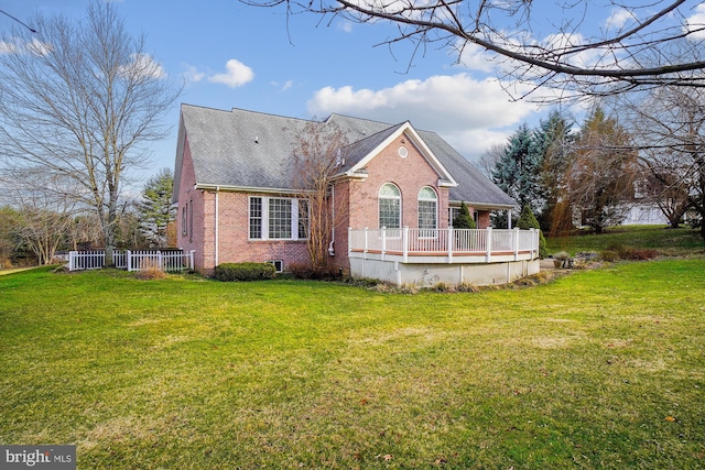 view of front of home featuring a front lawn