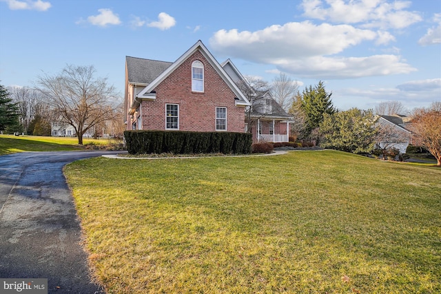 view of front property featuring a front yard