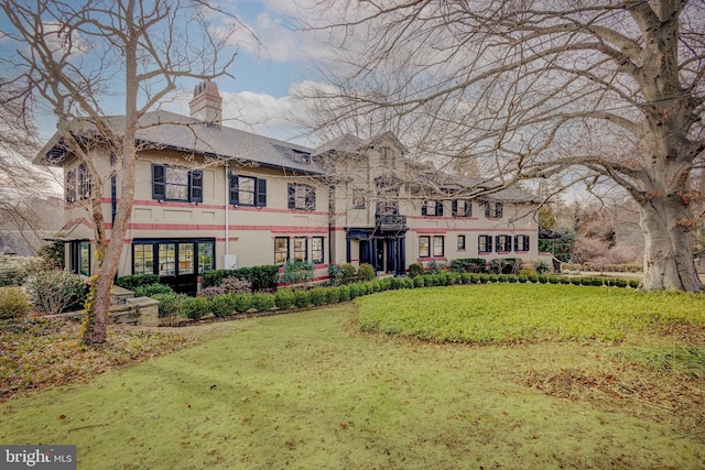 back of house featuring a lawn