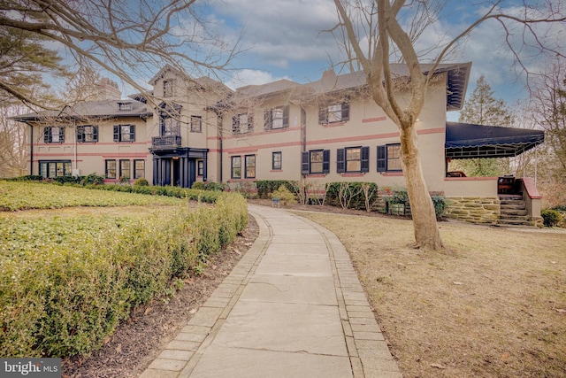 view of front facade with a front lawn