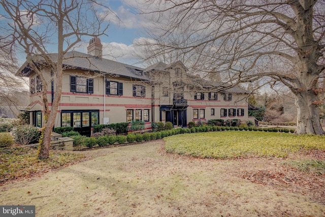 view of front of home featuring a front lawn