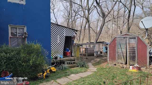 view of yard with a storage shed