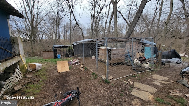 view of yard featuring an outdoor structure