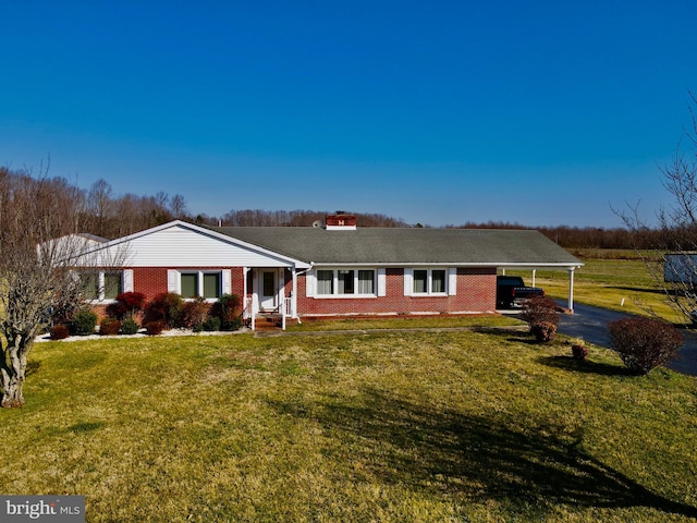 ranch-style home featuring a front lawn