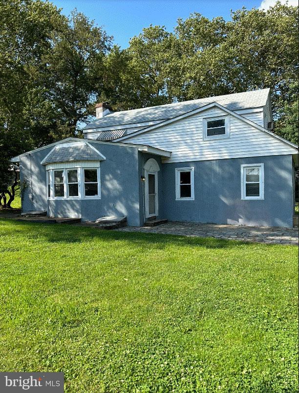 view of front of home with a front lawn