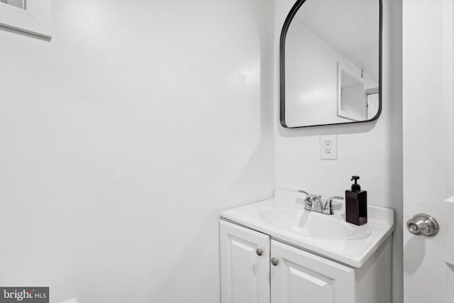 bathroom featuring oversized vanity