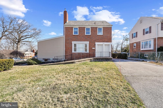 view of front of property featuring a front lawn