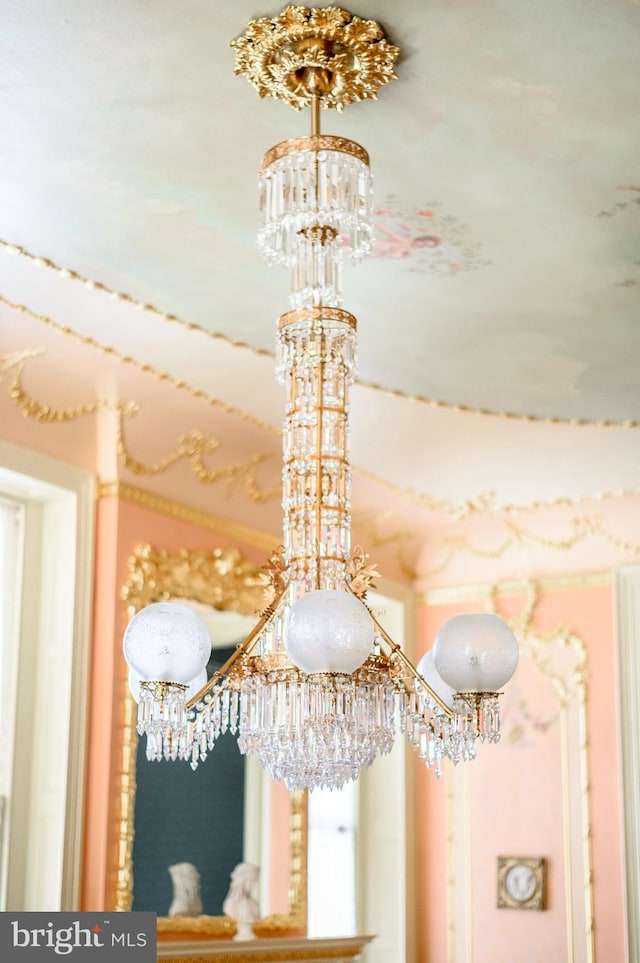 room details featuring a chandelier