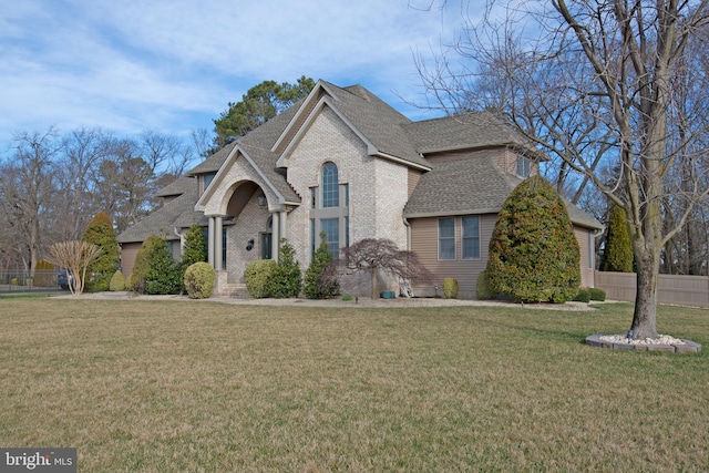 view of front facade featuring a front yard