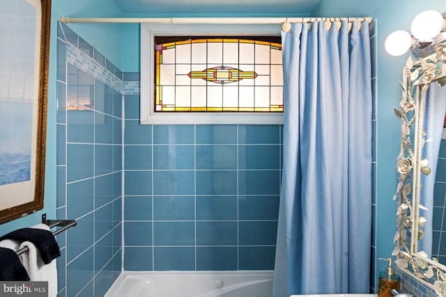 bathroom featuring shower / tub combo with curtain