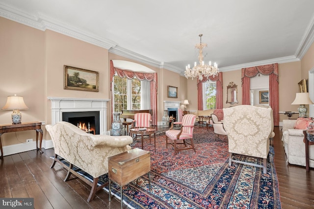 living room featuring crown molding, a notable chandelier, and dark hardwood / wood-style floors