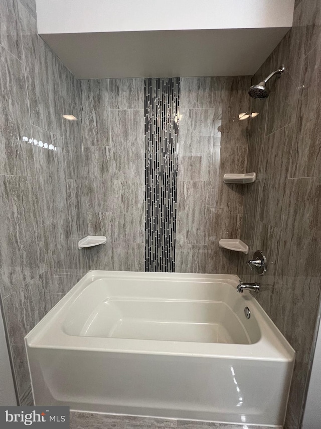 bathroom with tiled shower / bath