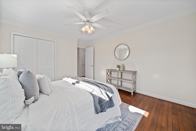 bedroom with a closet, dark hardwood / wood-style flooring, ceiling fan, and ornamental molding