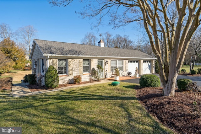 single story home featuring a front lawn