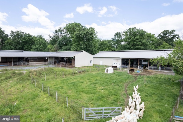 view of yard with an outdoor structure