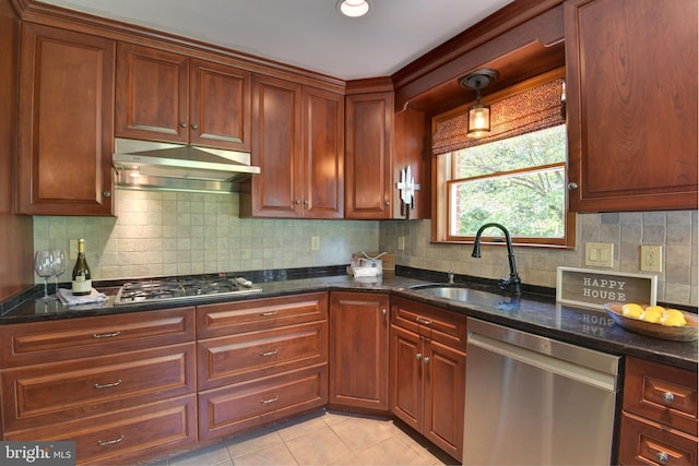 kitchen featuring stainless steel appliances, sink, backsplash, and pendant lighting