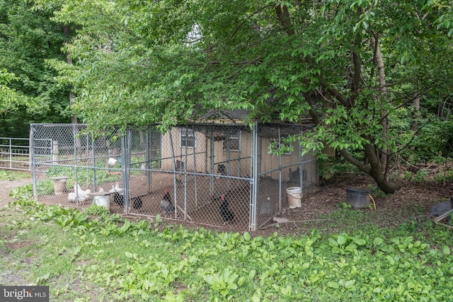 view of yard featuring an outdoor structure