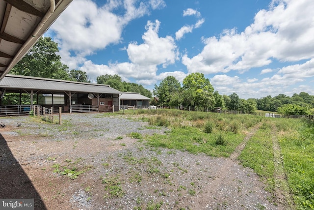 view of yard featuring an outdoor structure