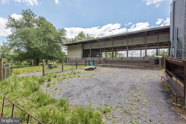 view of yard with an outdoor structure