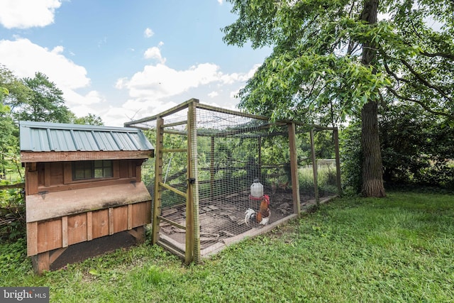 view of yard with an outdoor structure