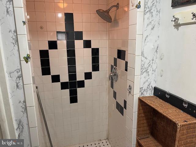 bathroom with a tile shower