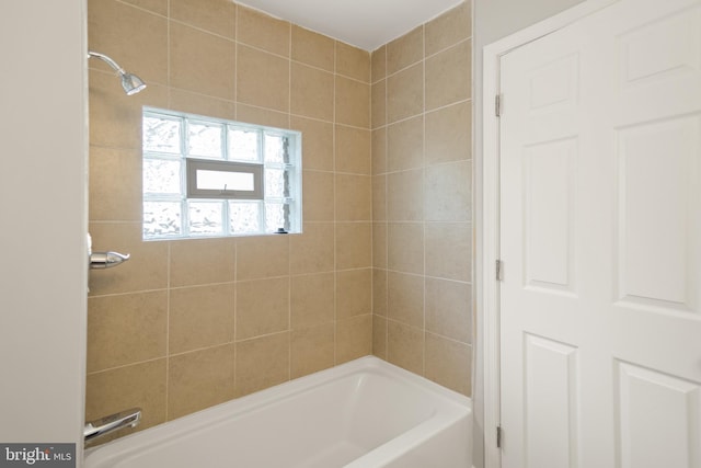 bathroom featuring tiled shower / bath combo