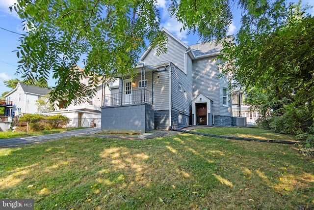 view of front facade with a front yard