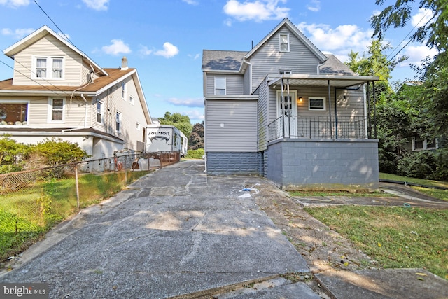 view of front of property featuring a porch