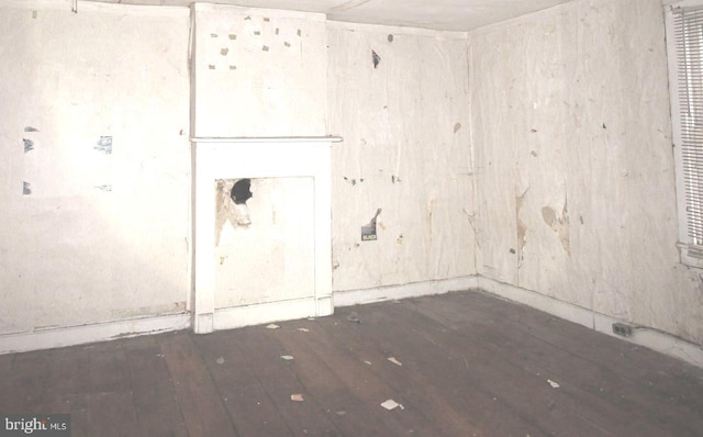 spare room featuring dark wood-type flooring