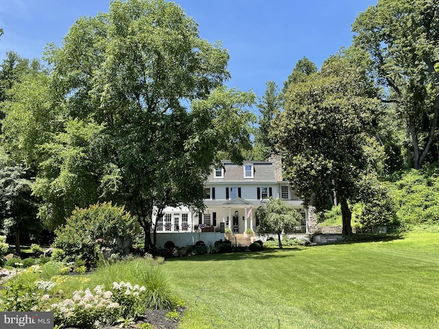 view of front of home with a front lawn