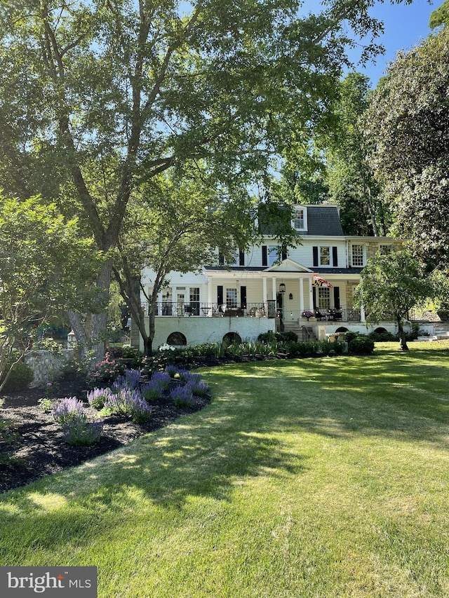 view of front facade featuring a front yard