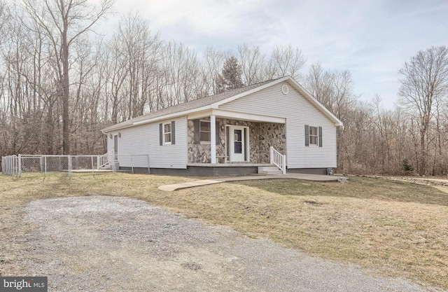 view of front facade featuring a porch and a front lawn