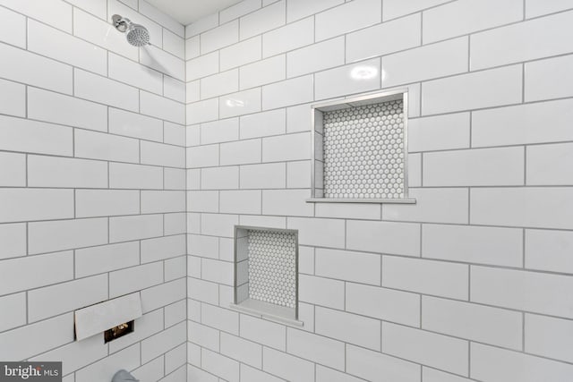 bathroom featuring tiled shower / bath