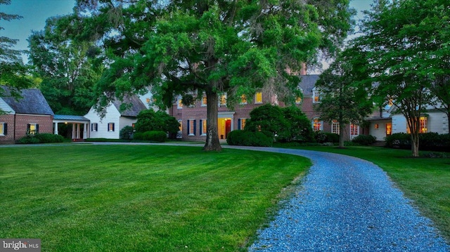 view of front of property featuring a front lawn