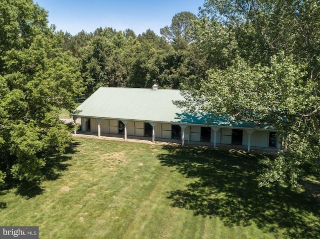 view of front facade featuring a front yard