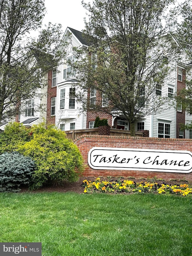 community sign featuring a lawn