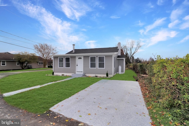 view of front of home featuring a front lawn