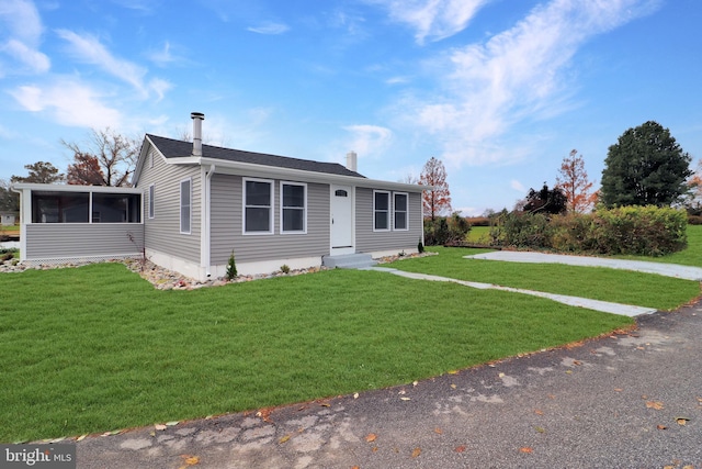 view of front of property featuring a front yard