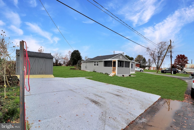 view of yard with an outdoor structure