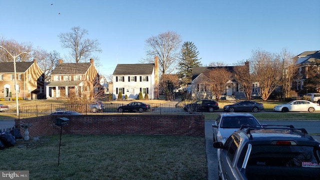 view of front facade featuring a front yard