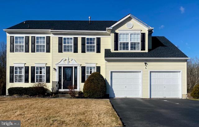 view of front facade featuring a front lawn and a garage