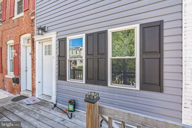 property entrance with a wooden deck