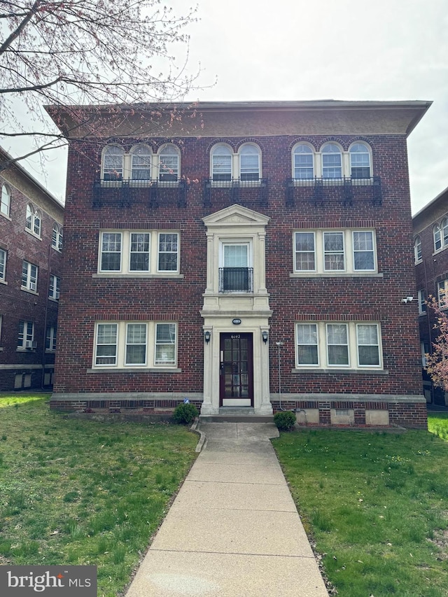 view of front of property featuring a front yard