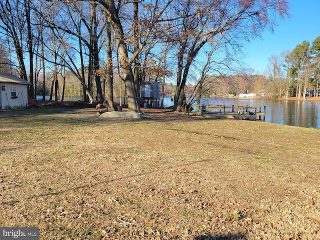 view of yard featuring a water view