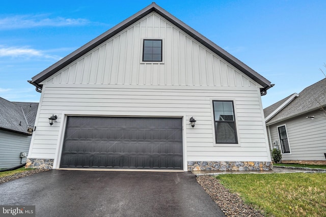 view of modern farmhouse style home