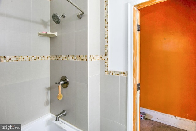 bathroom featuring tiled shower / bath