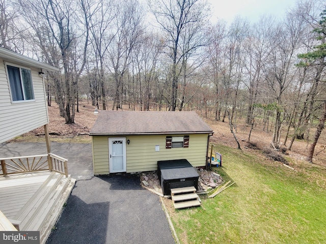 view of front of home featuring an outbuilding and a front lawn