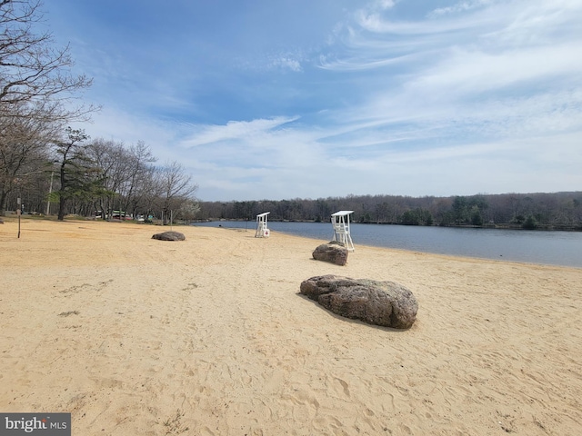 view of yard featuring a water view