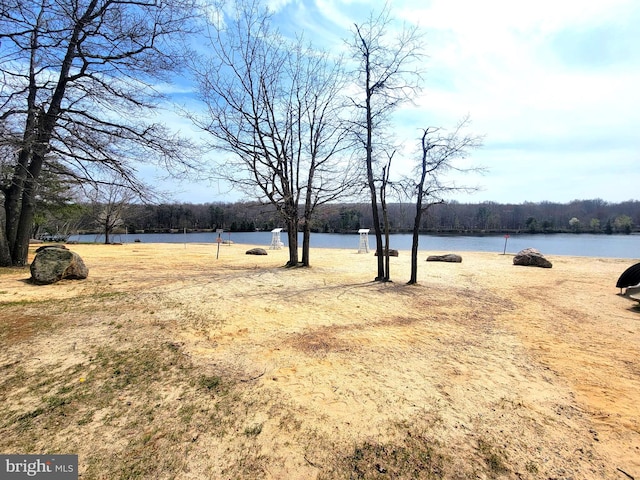 view of yard featuring a water view