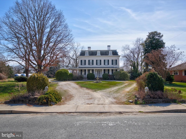 view of front facade featuring a front lawn